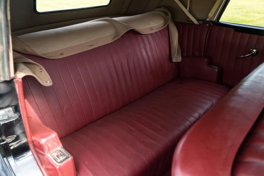 Интерьер Chrysler Royal Convertible Sedan (C-16) 1937 года  (фото 3 из 8)